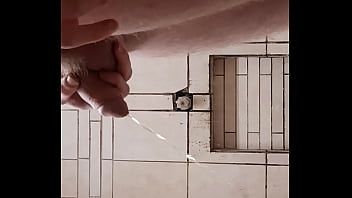 Abspielen Junger Mann streichelt Schwanz in der Dusche und pinkelt