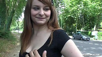 Odtwórz Julie 19 lat, córka sąsiada!