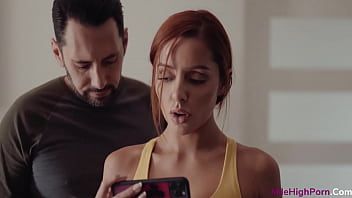 Jouer Vanna Bardot surprend son beau-père en vidéoconférence avec sa secrétaire