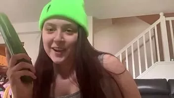 Play Teen girl sucking and licking cucumber