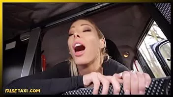 play Milf plină de spirit făcând o înțelegere cu taximetrista de pe autostradă, Isabelle Deltore