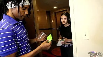 Jouer "hijab room service 3" juvenille probation petite adolescente arabe de 18 ans Jasmine Angel avale une grosse bite noire en position 69. hardcore tabou arabe teen interracial pipe sur theshimmyshow épisode 51 (partie 1)