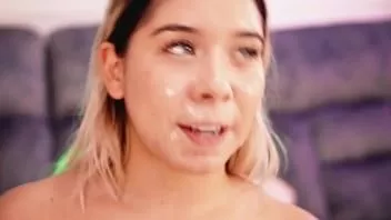 Abspielen Die geile Blondine verführt dich mit ihrem molligen nackten Körper, gleich nachdem ihr Freund ihr Gesicht mit Sperma gefüllt hat