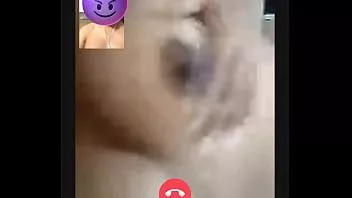 再生 小さな処女の隣人は角質になり、私をビデオコールしました
