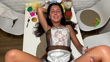 Abspielen Sexy Dienstmädchen wird von ihrem Chef wegen schlechter Reinigung anal gefickt