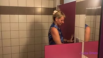 play Luna memberiku salah satu blowjob supernya di kamar mandi perkemahan