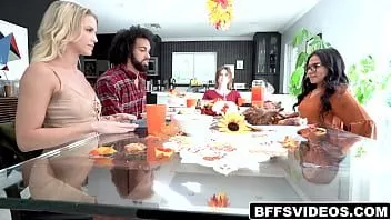 play Die besten Freunde Evelyn Payne, Alex Kane und Summer Col mit dem heißen Hengst James Angel feiern den Freundschaftsschluss, indem sie ein versautes Spiel spielen, bis sie geil werden.