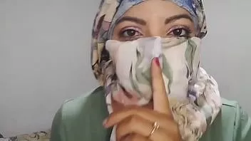চালান আরব হিজাব পরী স্ত্রী স্বামী দূরে থাকাকালীন নেকাব রিয়েল স্কার্টে চরম উত্তেজনার জন্য নীরবে হস্তমৈথুন করে