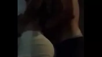 Putar Remaja kulit hitam berlutut dalam penyerahan untuk blowjob dan titfuck