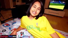 play Adolescentul drăguț thailandez Lily Koh devine obraznic în timp ce urmărește Cupa Mondială