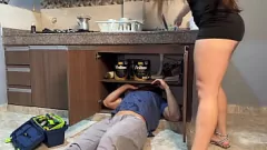 play Enges Arschloch einer kolumbianischen Hausfrau von Hunky Plumber repariert