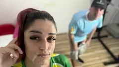 تشغيل وجهات المعلم والملاعين الطالب الشاب في الفصل الدراسي