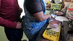play Maid Indian Swathi não consegue resistir ao Buldick de Desi Man na cozinha