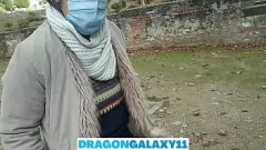 Afspelen Amateur brunette geeft risicovolle openbare pijpbeurt in het park