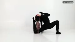 تشغيل لاعب الجمباز اللاتكس اللاتكس lola kauchuk يعرض المرونة والسخونة