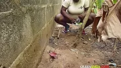 تشغيل لا يمكن أن تقاوم مسمار الأسود مشاهدتي وهي تغسل كستي في المزرعة