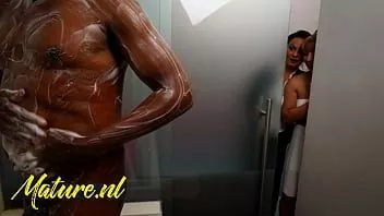 play Ibu nakal putus asa untuk ayam hitam besar