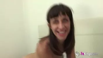 play Mommy ingin memulihkan waktunya yang hilang dengan membenturkan pria muda yang dia temui di internet!