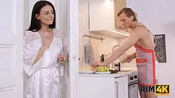 play Rim4k. la sorpresa de la esposa estaba lamiendo a su marido hasta que él se pone duro
