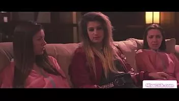 Abspielen Große Schwester von ihren Zwillingsstiefschwestern geleckt