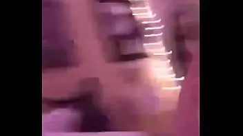 تشغيل عادت الفتاة إلى المنزل مع الرجل الخطأ في تلك الليلة